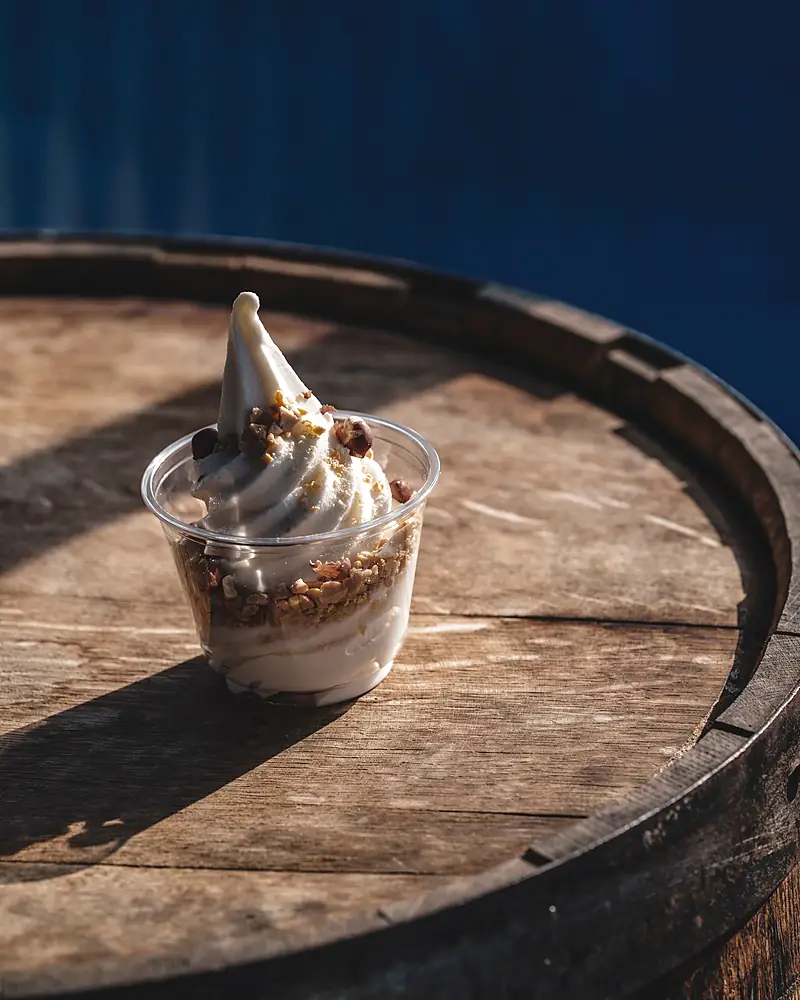 Es krim lembut dengan topping